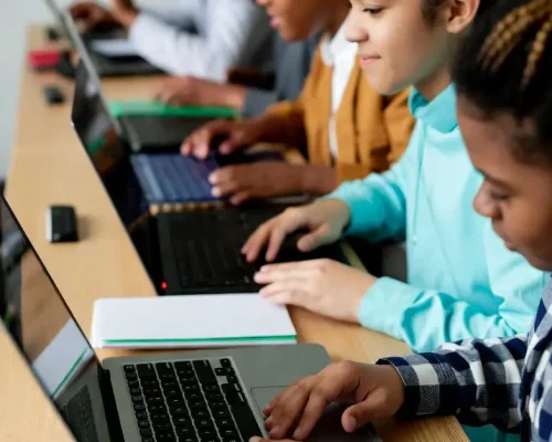 Best digital marketing institute. A group of students working on laptop.